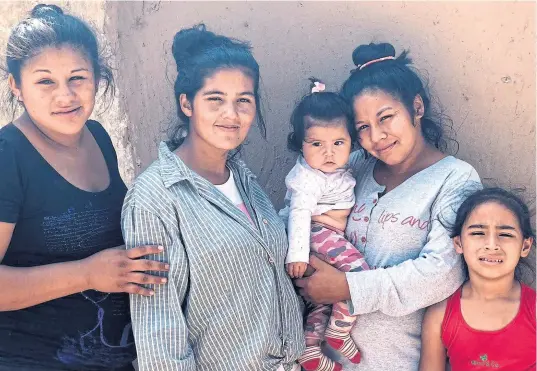  ?? Micaela urdinez ?? Las hermanas Figueroa: Johana, Micaela, Maira con su beba y Naila