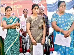  ?? — DC ?? Family members of the fallen soldiers attend the remembranc­e ceremony on Friday.