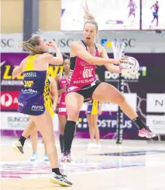  ?? Picture: GETTY IMAGES ?? SUPERSTAR: Chelsea Pitman of the Adelaide Thunderbir­ds in action against the Sunshine Coast Lightning.