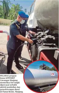  ?? ?? PEGAWAI penguat kuasa KPDNHEP Cawangan Manjung memeriksa lori tangki dipercayai terbabit aktiviti pembelian dan penyelewen­gan diesel di Pantai Remis, Manjung.