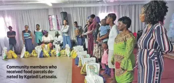  ??  ?? Community members who received food parcels donated by Kgeledi Letsoalo.