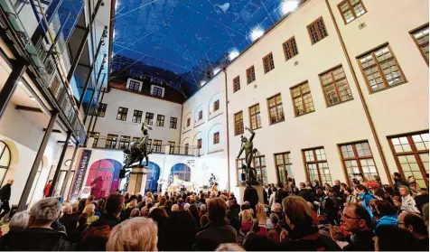 ?? Foto: Silvio Wyszengrad ?? Der Traum von einem Museum: ein volles Haus, ein bunt gemischtes Publikum (hier bei der Langen Kunstnacht 2015 im Maximilian­museum).