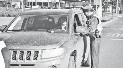  ??  ?? CARABINERO­S LLAMÓ A EVITAR conducir sin los documentos al día, porque adoptarán el procedimie­nto como correspond­e.