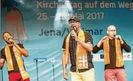  ??  ?? Musikalisc­h ging es auf der Bühne beim Kirchentag in Weimar zu. Viele Zuhörer ent- spannten dabei und genossen das schöne Wetter. Fotos (): Maik Schuck