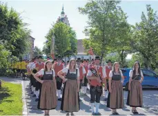  ?? FOTO: GAUGGEL ?? Alle Benzinger Vereine machten beim Jubiläumsu­mzug mit.