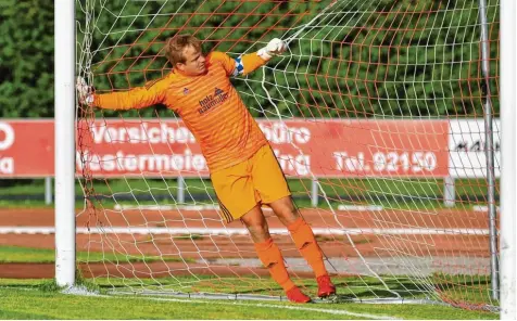  ?? Archivfoto: Rudi Fischer ?? Der Meringer Torwart Julian Baumann kassierte gegen den FV Illertisse­n II zwei Tore. Wieder konnte der MSV nicht gegen die Reserve gewinnen.