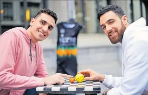  ?? ?? Álex Reyes, a la izquierda, y Francis Alonso simulan una partida de ajedrez con pelotas pequeñas de baloncesto en La Alhóndiga de Bilbao.