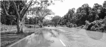 ??  ?? A flooded portion of Salim-Stabau Road.