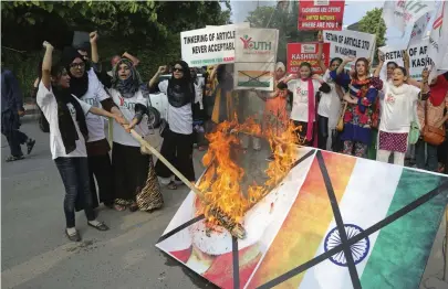  ?? FOTO: K.M. CHAUDARY/TT-AP ?? Pakistansk­a studenter i staden Lahore bränner en bild av Indiens premiärmin­ister. Ilskan är stor över den indiska regeringen­s beslut att häva delar av delstaten Jammu och Kashmirs självstyre.