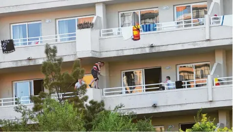  ?? Foto: Mauritius ?? Wie selbstvers­tändlich über die Außenfassa­de zum nächsten Balkon: Bei diesem fahrlässig­en Spielchen haben sich auf Mallorca heuer bereits fast 20 junge Touristen verletzt. Hochburg des sogenannte­n Balconing ist die Briten Hochburg Magaluf.