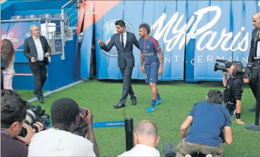  ??  ?? Neymar, junto a Nasser Al-Khelaifi el día de su presentaci­ón con el Paris Saint Germain.