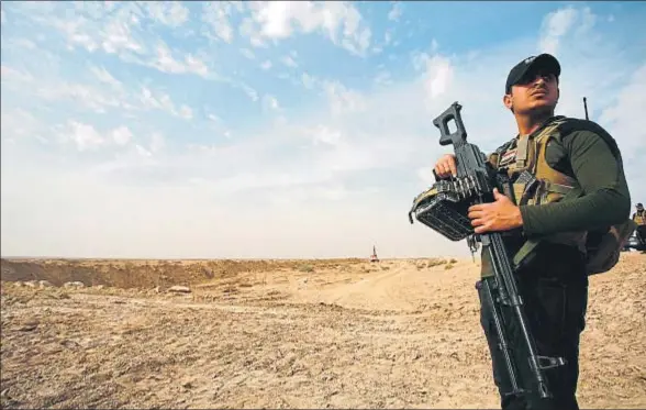  ?? HAIDAR HAMDANI / AFP ?? Un soldado iraquí, hace tres semanas, vigilando el cordón de seguridad a 40 km de Nayaf, uno de los escenarios de la novela de Colomer