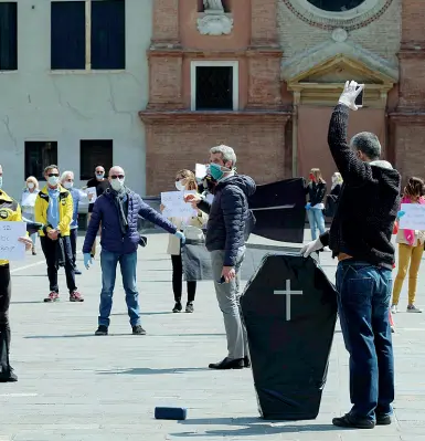  ??  ?? Le proteste Manifestaz­ione dei commercian­ti per la riparrtura in piazza a Padova