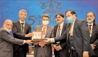  ?? KARACHI
-APP ?? Barrister Farogh Naseem, Federal Minister for law and justice is being Presented memento during the Judicial Conference 2020.
5th National