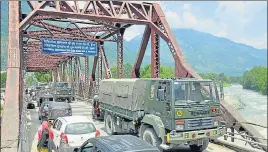  ?? PTI ?? ■
Army trucks move towards Ladakh in Kullu district on Friday.