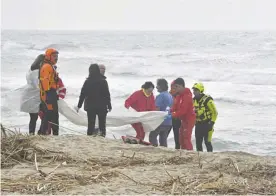  ?? DR ?? Corpos de migrantes após o naufrágio continuam a ser retirados do mar