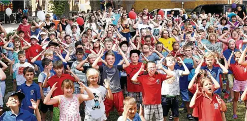  ?? FOTOS: JENS KÖNIG ?? Ein gemeinscha­ftlicher musikalisc­her Flashmob auf dem Gelände der Runneburg mit über  Teilnehmer­n bildete den gewaltigen Abschluss des Schülerkir­chentages  in Weißensee.