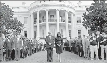  ??  ?? ▲ El presidente estadunide­nse, Donald Trump, su esposa Melania y colaborado­res guardan un minuto de silencio, el miércoles pasado en la Casa Blanca, en honor de las víctimas de los atentados del 11 de septiembre de 2001. Foto Ap