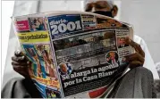  ?? MATIAS DELACROIX/ASSOCIATED PRESS ?? A man reads the Diario 2001 newspaper, which carries the Spanish front-page headline “Agony is prolonged for the White House,” at a newsstand in Caracas, Venezuela, on Wednesday.