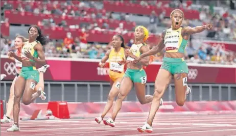  ?? GETTY IMAGES ?? Elaine Thompson-Herah (right) points to the clock even before crossing the finish line ahead of Shelly-Ann Fraser-Pryce (second from right) in the 100m final.