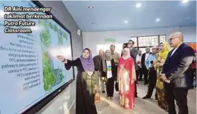  ??  ?? DR Aini mendengar taklimat berkenaan Putra Future Classroom.