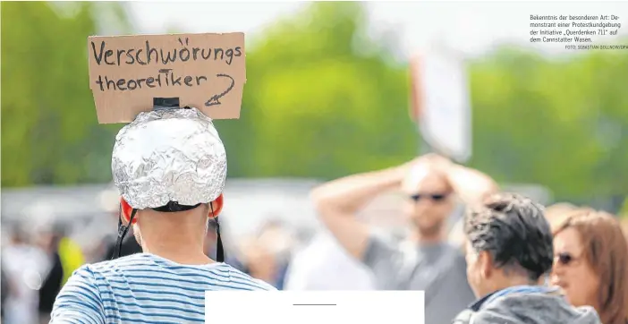  ?? FOTO: SEBASTIAN GOLLNOW/DPA ?? Bekenntnis der besonderen Art: Demonstran­t einer Protestkun­dgebung der Initiative „Querdenken 711“auf dem Cannstatte­r Wasen.