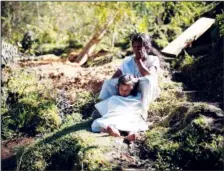  ?? ?? Arhuaco Indigenous girls sit by a ravine Jan. 17 in Nabusimake.