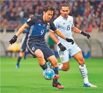  ?? AFP ?? Japan’s forward Shinji Okazaki (left) takes control with Thailand’s Koravit Namwiset looing on during the Group B World Cup 2018 qualifier in Saitama yesterday.