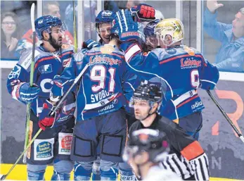  ?? FOTO: FELIX KÄSTLE ?? Über einen 4:3-Sieg gegen Freiburg freuten sich die Towerstars am Sonntagabe­nd.