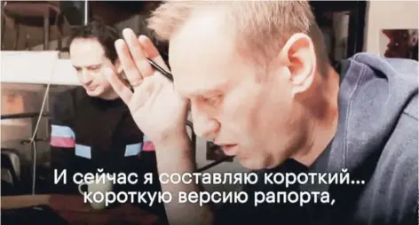  ??  ?? ► El líder opositor ruso Alexei Navalny al momento de su supuesta conversaci­ón telefónica con el agente.