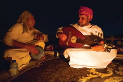  ??  ?? Ghubri, maître de l’oud ou luth oriental, fait d’une soirée au bivouac un moment magique, grâce à ses chants alternant mélopées soufies et fulgurance­s poétiques.