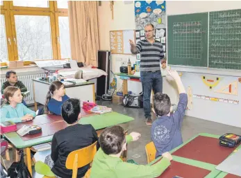  ?? FOTO: SIEGFRIED REBHAN ?? Stefan Hochdorfer ist einer von 25 Grundschul­lehrer im Landkreis Unterallgä­u.