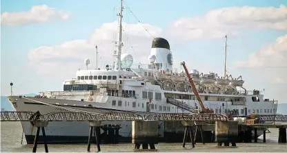  ?? Sérgio Lemos ?? O paquete Funchal, atracado em Lisboa há quase quatro anos, deverá agora rumar a Inglaterra e tornar-se um hotel.