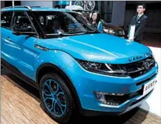  ?? TOMOHIRO OHSUMI/BLOOMBERG ?? Thanks to some Chinese expert copying, Range Rover’s Evoque, left, and Jiangling’s Landwind X7, except for color, outwardly appear similar.