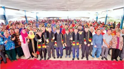  ?? -Gambar Bernama ?? KETUA Menteri Sabah Datuk Seri Musa Aman (tengah) bergambar bersama tetamu dan orang ramai yang hadir pada Pesta Kaamatan di Paitan dekat sini, kelmarin.