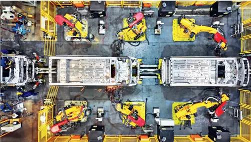  ?? ?? Des robots industriel­s soudent et assemblent des véhicules dans l’atelier d’une entreprise de véhicules à énergie nouvelle située dans la zone de développem­ent économique et technologi­que à Ganzhou (Jiangxi), le 9 octobre 2023.
