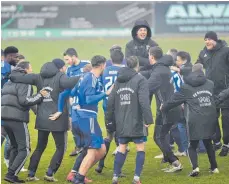  ?? FOTOS: FELIX KÄSTLE ?? Grenzenlos­er Jubel: Die FV-Spieler tanzten nach dem Sieg mit Trainer Wolfram Eitel auf dem Spielfeld.