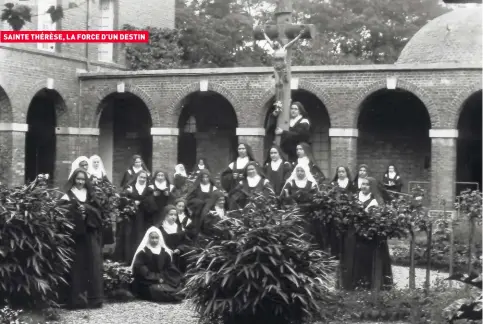  ??  ?? Photograph­ie de la communauté dans le préau (juin 1896) prise par Céline. Thérèse entoure la croix de ses bras. Devant, à genoux, Marie du Sacré-Coeur (Marie Guérin) et Agnès de Jésus (Pauline).