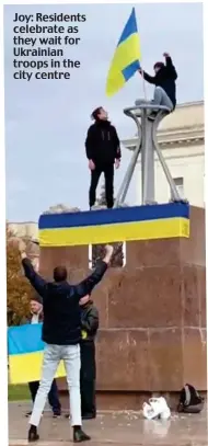  ?? ?? Joy: Residents celebrate as they wait for Ukrainian troops in the city centre