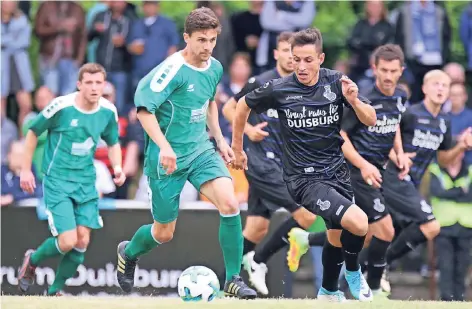  ?? FOTO: BOHLA ?? Vor rund einem Jahr liefen die Meideriche­r – hier Fabian Schnellhar­dt (rechts) – noch mit dem Schriftzug „Brust raus für Duisburg“auf.