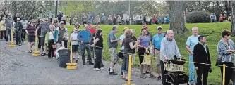  ?? JOE BARKOVICH SPECIAL TO THE WELLAND TRIBUNE ?? A portion of the estimated 400 gardeners who showed up last year for the annual rite of spring free used tulip bulb giveaway in Welland's Chippawa Park. The date of this year’s giveaway is Wednesday, May 23.