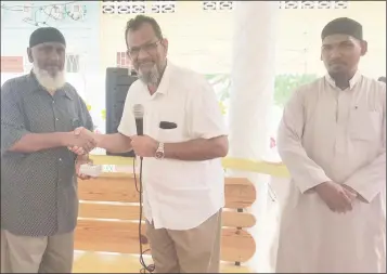  ??  ?? Nazar Mohamed (centre) handing over the keys to the facility to member of ISA’s Board of Directors Muhammed Mujay (left). At right is Principal of ISA Akram Husein