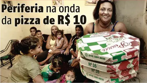  ??  ?? A aposentada Lourdes Cristina Malaquias dos Santos, 56 anos, com a família de 9 pessoas, na Vila Medeiros: “Deixamos de comprar pizza todas as semanas porque, com a crise, não tínhamos dinheiro. Agora, com a [pizza] de R$ 10, podemos comprar”, diz
