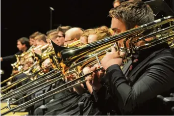  ?? Foto: Roland Furthmair ?? Beim Galakonzer­t „30 Jahre Schwäbisch­es Jugendblas­orchester ASM Allgäu Schwäbisch­er Musikbund“standen insgesamt 90 Musiker auf der Bühne.