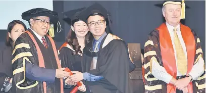  ??  ?? MUJUR: Abang Johari nyuaka skrol ngagai siku graduet Universiti Teknologi Swinburne Kampus Sarawak di Kuching kemari.