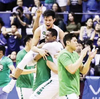  ?? RIO DELUVIO ?? NAGDIWANG sa center court ang mga miyembro at tagasuport­a ng La Salle Green Archers sa tila kampeonato­ng laro kontra sa Ateneo Blue Eagles.