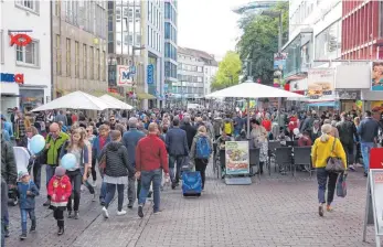  ?? FOTO: DAGMAR HUB ?? Dicht gedrängt ging’s am verkaufsof­fenen Sonntag durch die Hirschstra­ße.