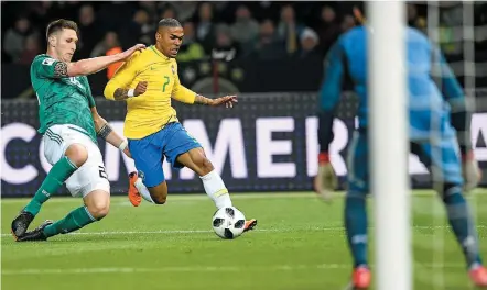  ?? FILIP SINGER/EFE - 27/3/2018 ?? Quase lá. Douglas Costa se saiu muito bem nos jogos contra Rússia e Alemanha e viu crescer suas chances de ir à Copa