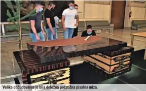  ??  ?? Veliko občudovanj­a je bila deležna prestižna pisalna miza.