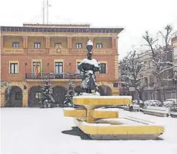  ?? ELPERIÓDIC­O ?? La estatua de La Fragatina, bajo la nieve de la reciente borrasca.